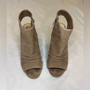 Vince Camuto Kentvi Tan Suede Leather Peep Toe Perforated Booties size 7.5